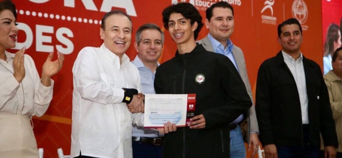 Gobernador beneficia a jóvenes con estímulos académicos y deportivos