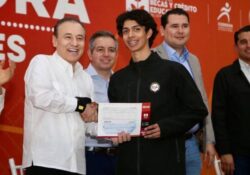 Gobernador beneficia a jóvenes con estímulos académicos y deportivos