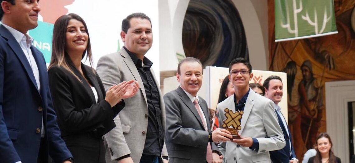 Premian con 100 mil pesos a ganadores del Premio Estatal de la Juventud 2024