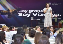 Lorenia Valles aborda el futuro de las mujeres jóvenes en la Universidad Vizcaya