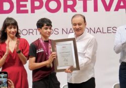 Entregan reconocimientos a estudiantes destacados en deportes escolares