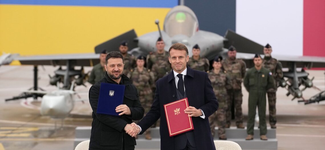 Defensa contra Rusia: Ucrania comprará aviones a Francia