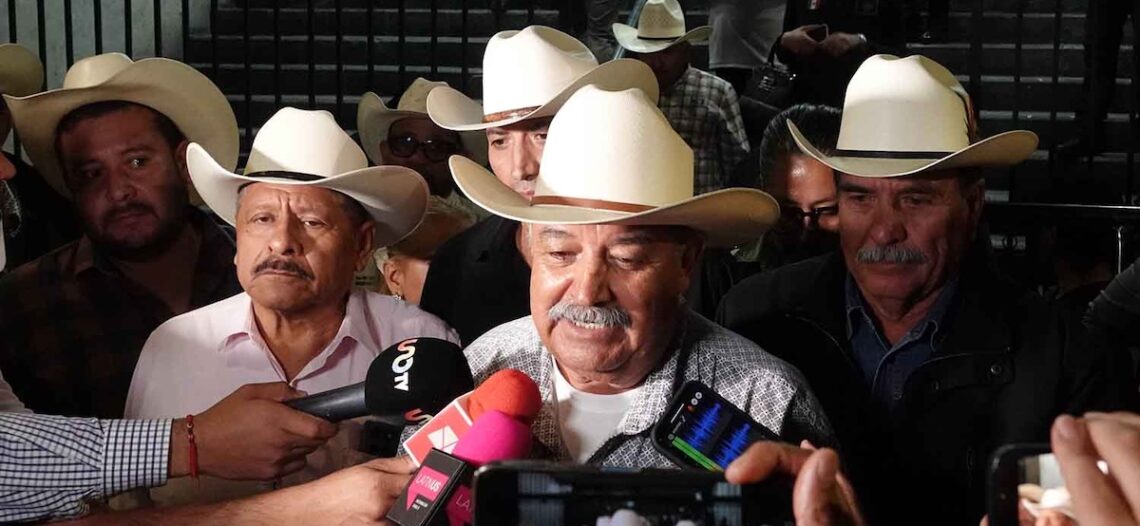 Campesinos se reúnen con Segob; amagan con nuevos bloqueos carreteros