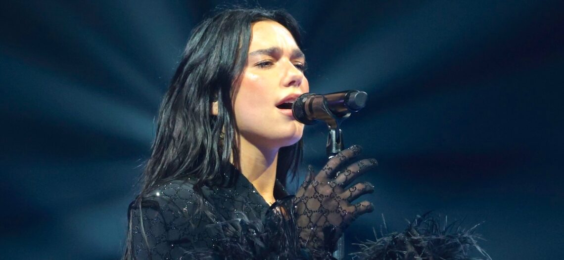 Dua Lipa sorprende a México con «Amor Prohibido» en el cierre de su tour