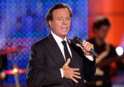 Julio Iglesias pide archivar acusaciones de delitos sexuales en su contra