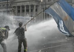 Choques frente al Congreso argentino durante debate de reforma laboral de Milei