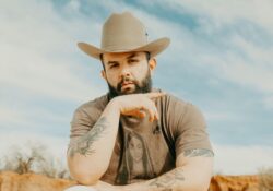 El sonorense Carín León logra su duodécimo #1 en Billboard con “La Morrita”