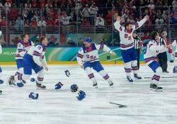 Estados Unidos vence a Canadá y gana su primer oro en hockey desde 1980