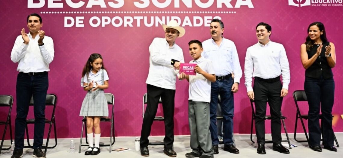 Fortalecen acceso a educación y lectura con becas y librería FCE en Cajeme