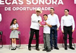 Fortalecen acceso a educación y lectura con becas y librería FCE en Cajeme