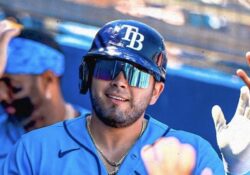 Jonathan Aranda enciende remontada de los Rays con su séptimo jonrón