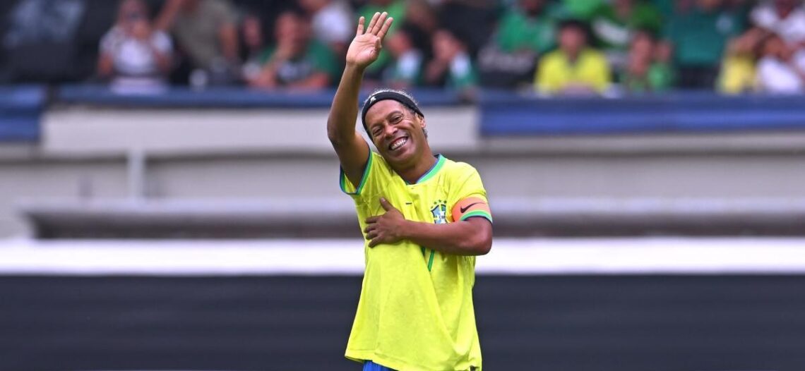 Afición de México se rinde ante Ronaldinho tras una jugada de fantasía