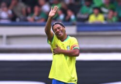 Afición de México se rinde ante Ronaldinho tras una jugada de fantasía