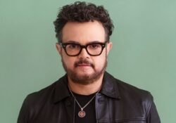 En medio de sus problemas legales, Aleks Syntek reaparece en redes sociales