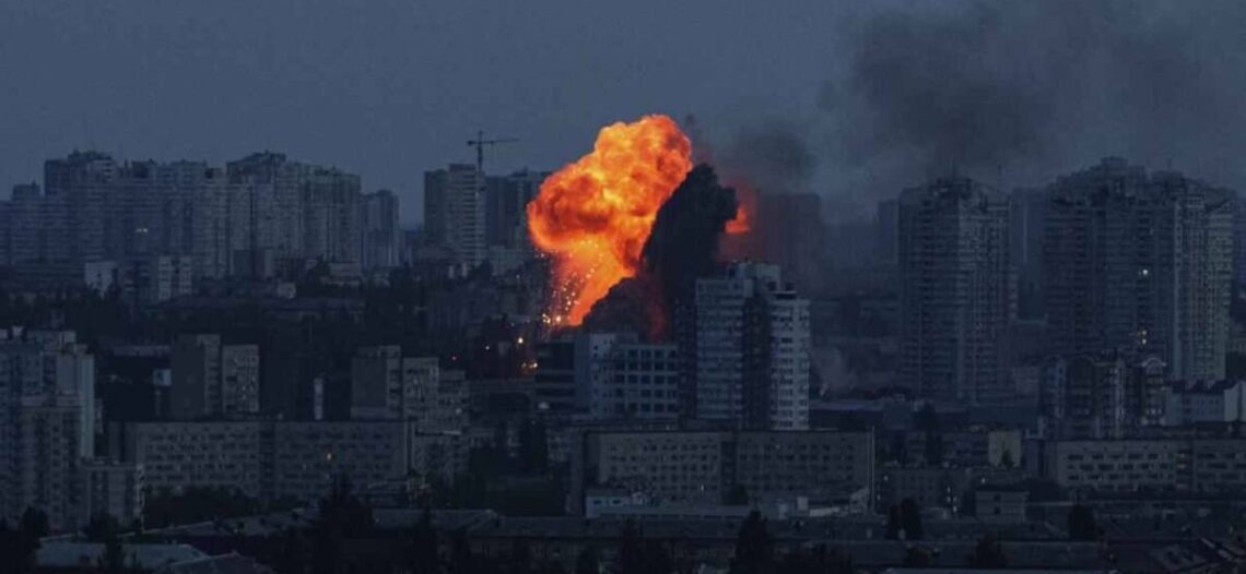 Rusia lanza intenso bombardeo contra Kiev tras advertencias de Zelenski