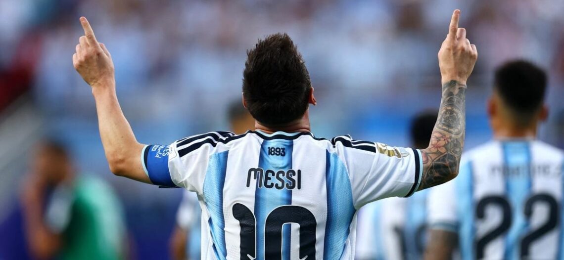 Argentina debuta goleando a Argelia en histórica noche de Lionel Messi