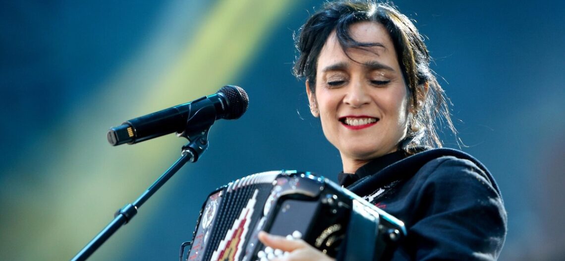 Julieta Venegas enfrenta ola de críticas por videoclip de “La niña futbolista”