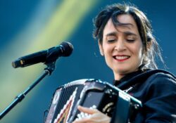 Julieta Venegas enfrenta ola de críticas por videoclip de “La niña futbolista”