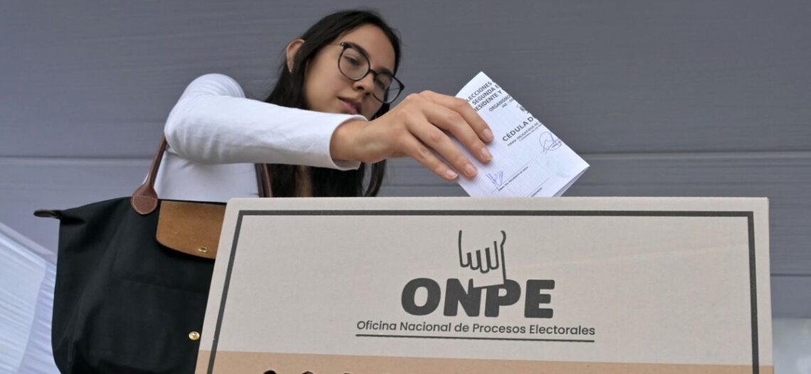 Perú vota en un reñido balotaje para elegir a su noveno presidente en 10 años