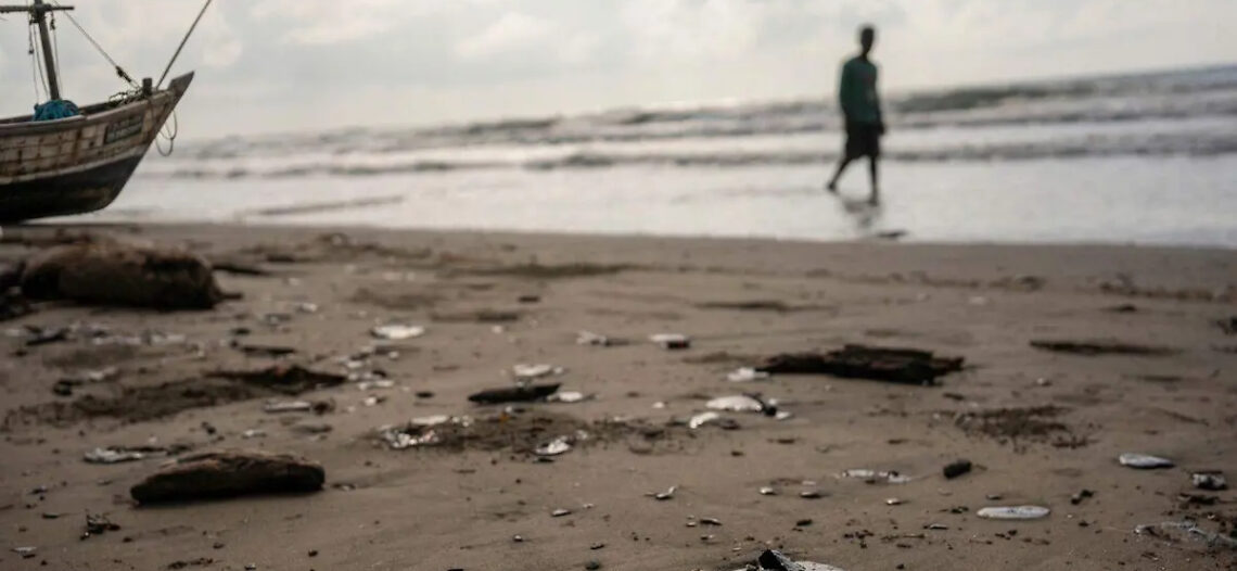 Derrames petroleros paralizan la actividad pesquera en Tabasco y Veracruz
