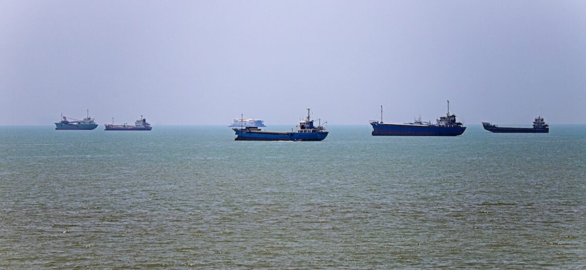 Irán anuncia cierre del estrecho de Ormuz en respuesta a bombardeos