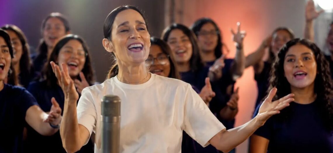 Julieta Venegas aclara polémica de La Niña Futbolista, era para el día del Niño