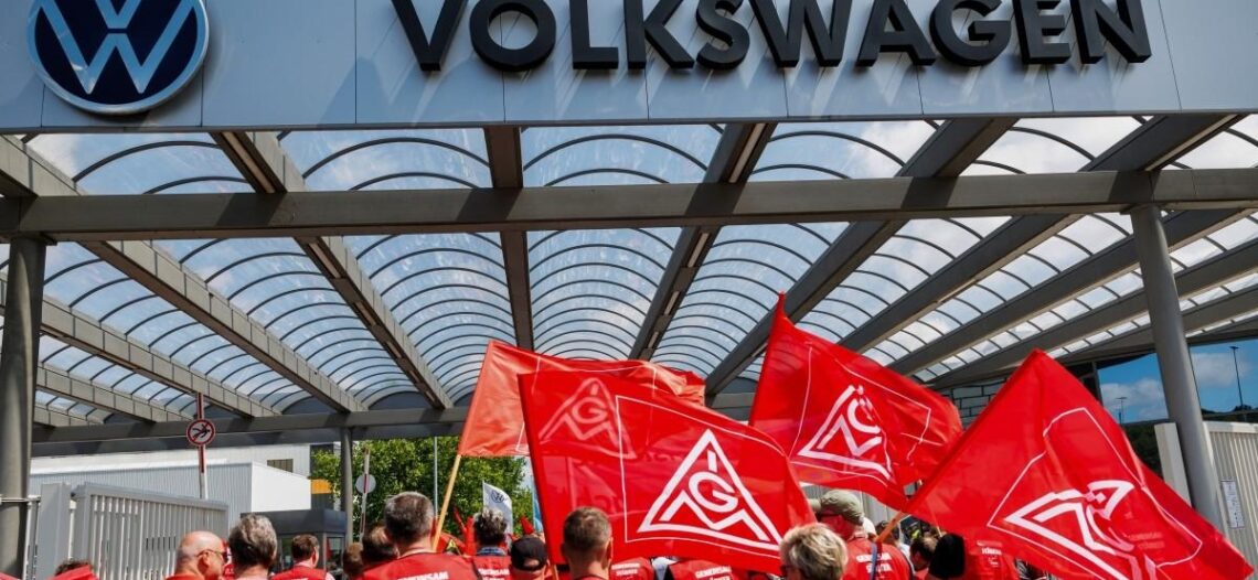 Volkswagen amenaza con recortar otros 50,000 empleos en todo el mundo