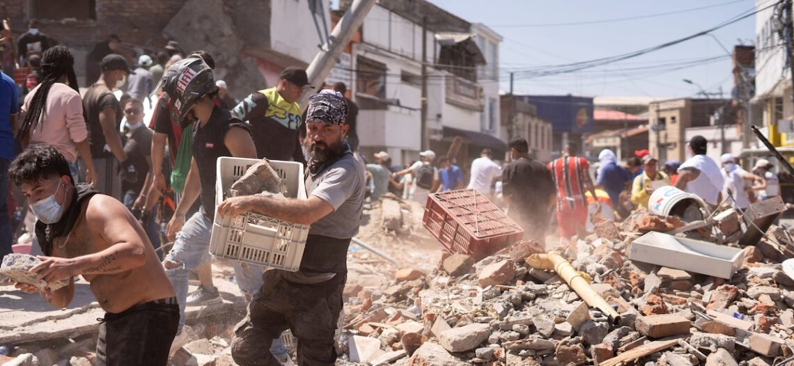 Colombia declara emergencia tras terremoto que deja al menos 111 muertos