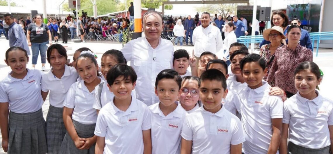Gobernador Durazo inicia entrega de más de 109 mil uniformes escolares