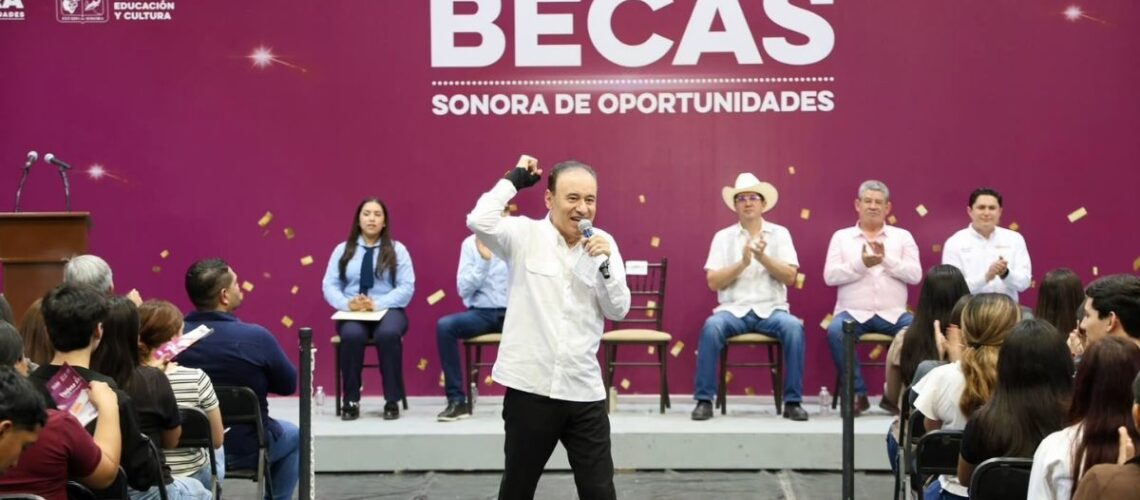 Gobernador Durazo entrega más de 14 mil becas universitarias en Sonora