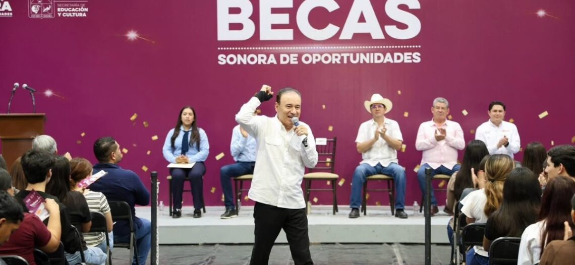 Gobernador Durazo entrega más de 14 mil becas universitarias en Sonora