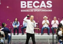 Gobernador Durazo entrega más de 14 mil becas universitarias en Sonora