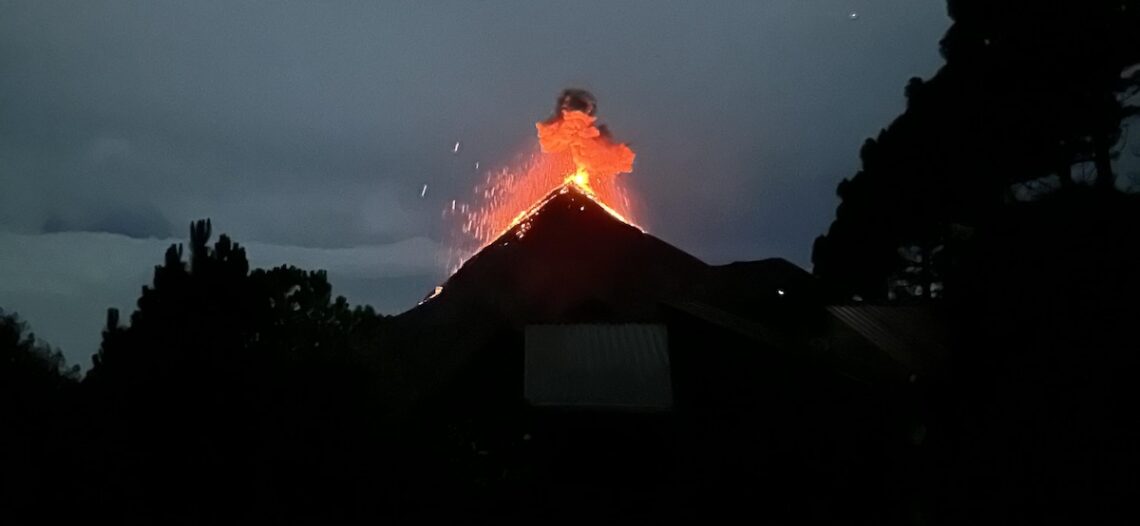 Volcán de Fuego entra en erupción y obliga a evacuar comunidades en Guatemala