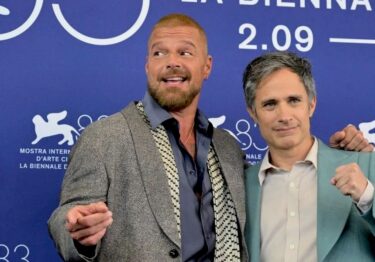 Gael García Bernal y Ricky Martin presentan ‘Hombre al agua’ en Venecia