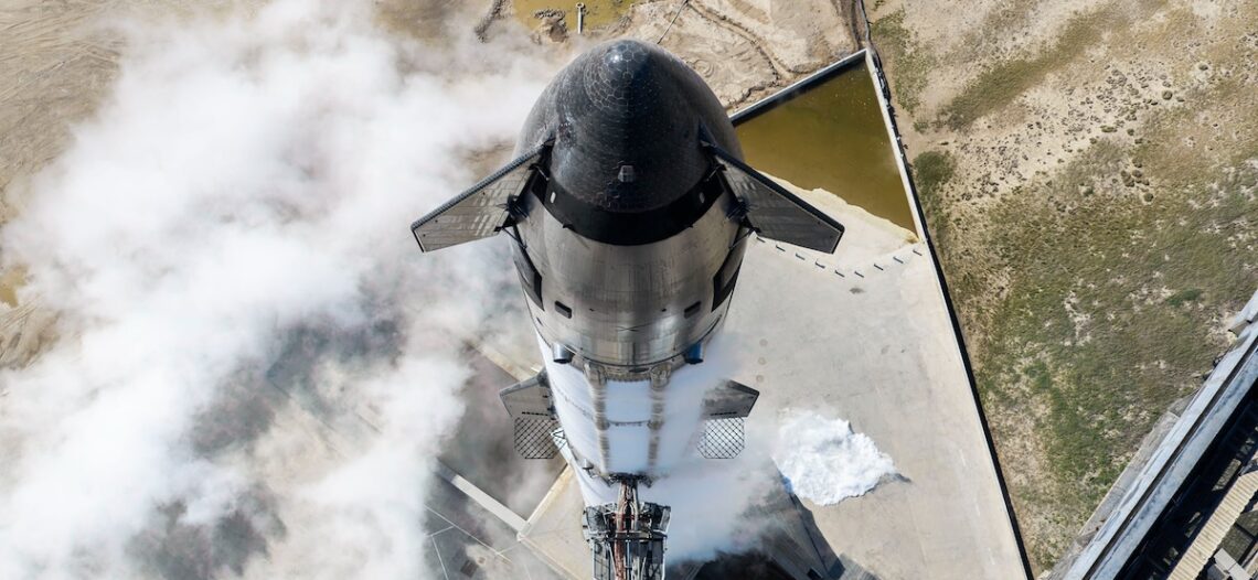 Starship de SpaceX alcanza por primera vez la órbita pese a falla de motor