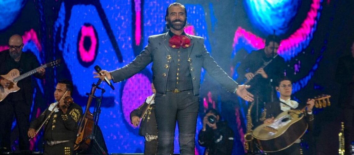 Alejandro Fernández vence la lluvia y emociona a miles en el Festival Arre