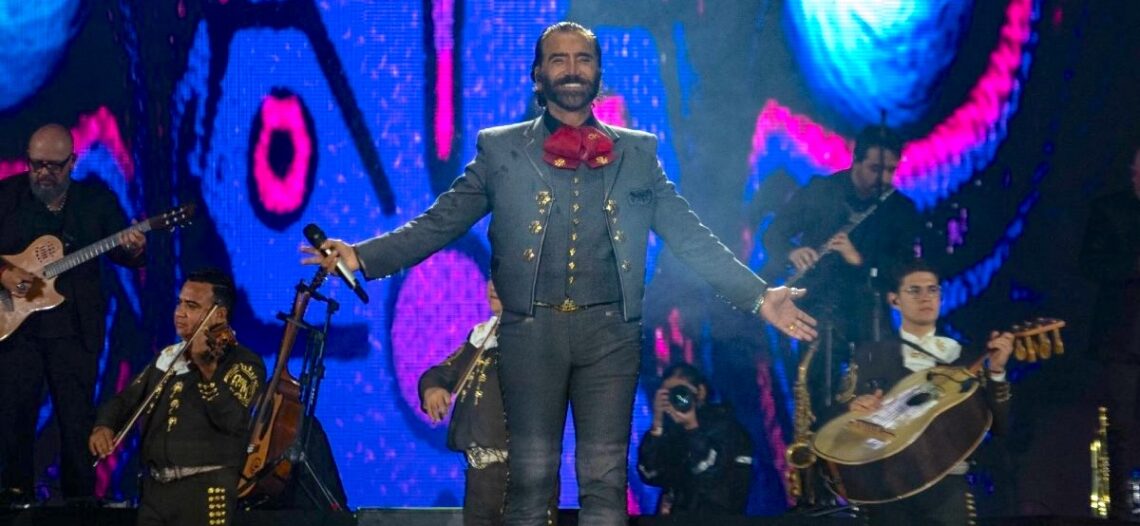 Alejandro Fernández vence la lluvia y emociona a miles en el Festival Arre