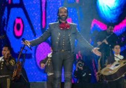 Alejandro Fernández vence la lluvia y emociona a miles en el Festival Arre