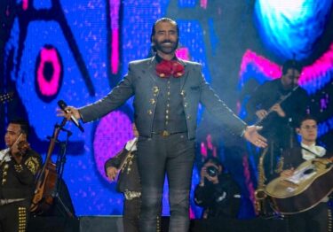 Alejandro Fernández vence la lluvia y emociona a miles en el Festival Arre