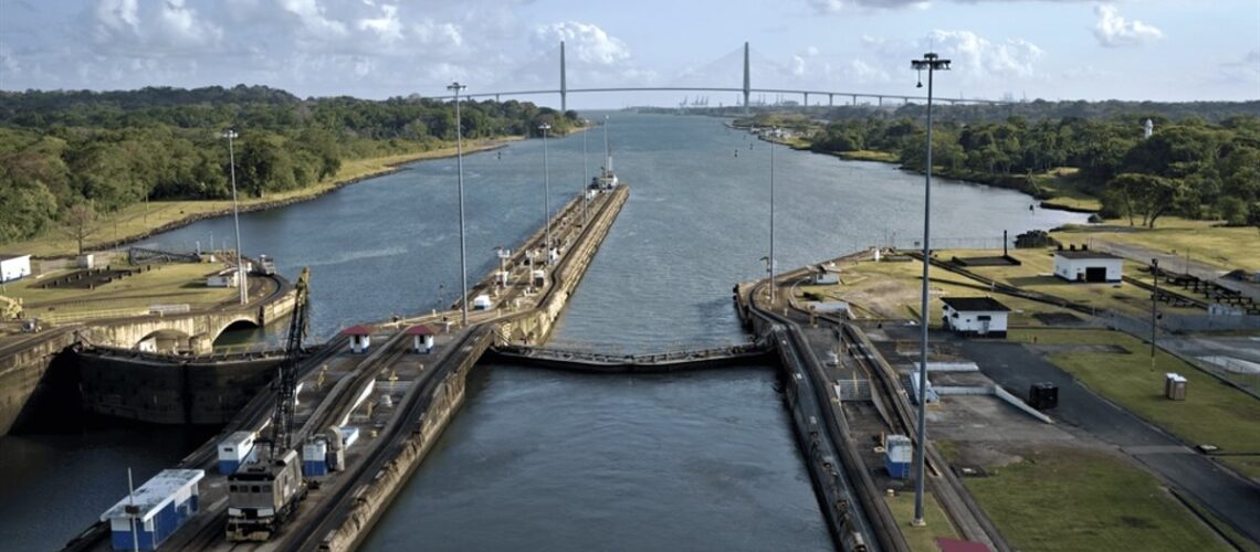 Canal de Panamá reducirá tránsito diario de buques por sequía de El Niño