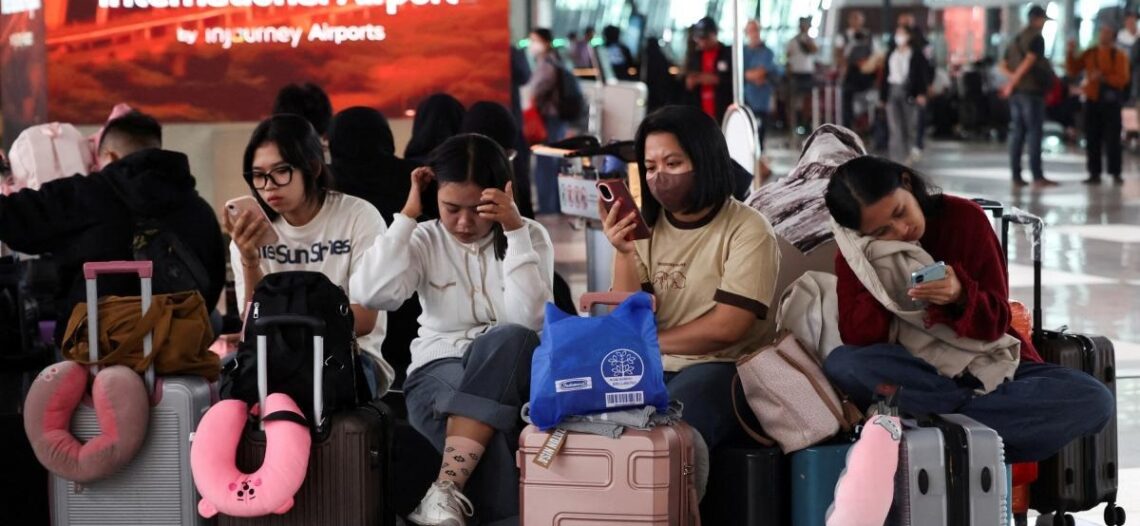 Ceniza del Anak Krakatau paraliza vuelos y afecta a 170 mil pasajeros
