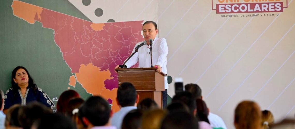 Gobernador Durazo inicia ciclo escolar en Sonora con uniformes y libros gratuitos