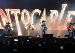 Intocable canta ante 300 mil personas después del Grito en pleno Zócalo