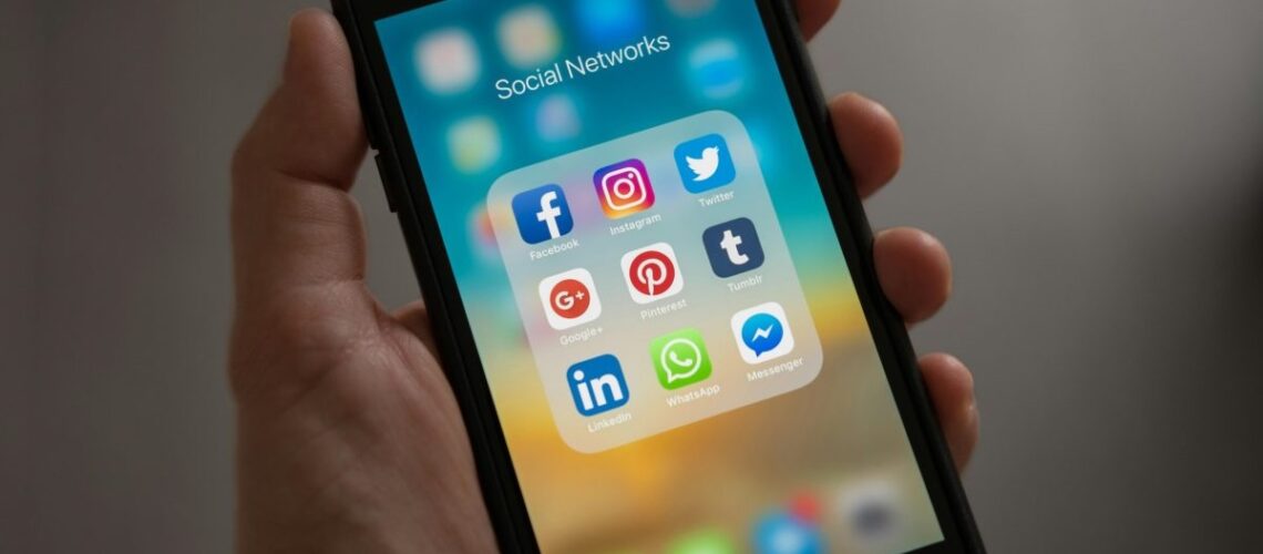 Macron pide a la UE prohibir redes sociales a menores de 15 años