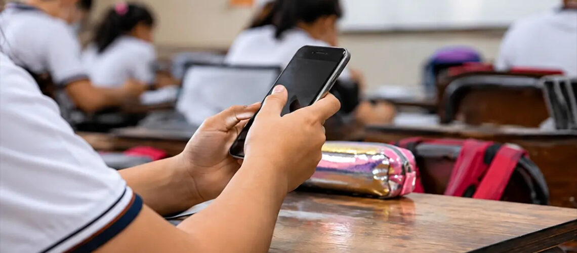 SEP permite que cada preparatoria defina reglas para restringir celulares