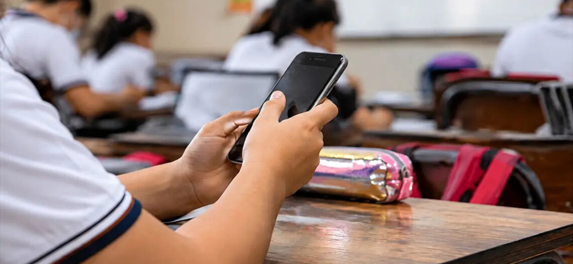 SEP permite que cada preparatoria defina reglas para restringir celulares