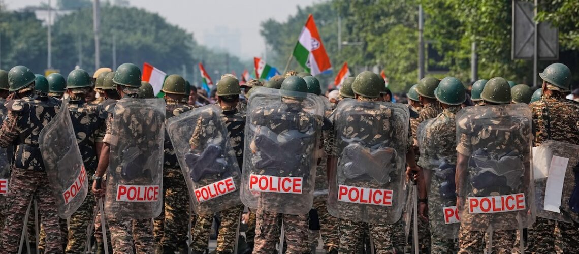India detiene a líder de protestas y miles de manifestantes en Nueva Delhi