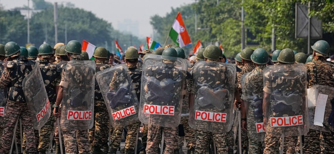 India detiene a líder de protestas y miles de manifestantes en Nueva Delhi