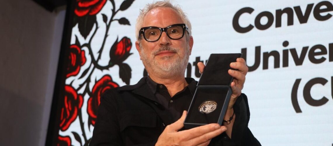 Alfonso Cuarón recibe la Medalla Filmoteca UNAM en el Festival de Morelia