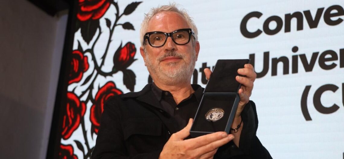 Alfonso Cuarón recibe la Medalla Filmoteca UNAM en el Festival de Morelia